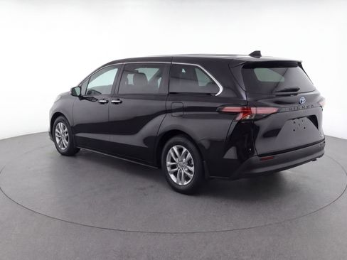 Used 2024 Toyota Sienna XLE image 6