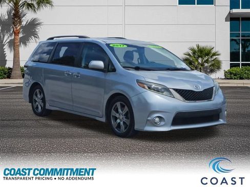 Used 2017 Toyota Sienna SE Premium FWD image 3
