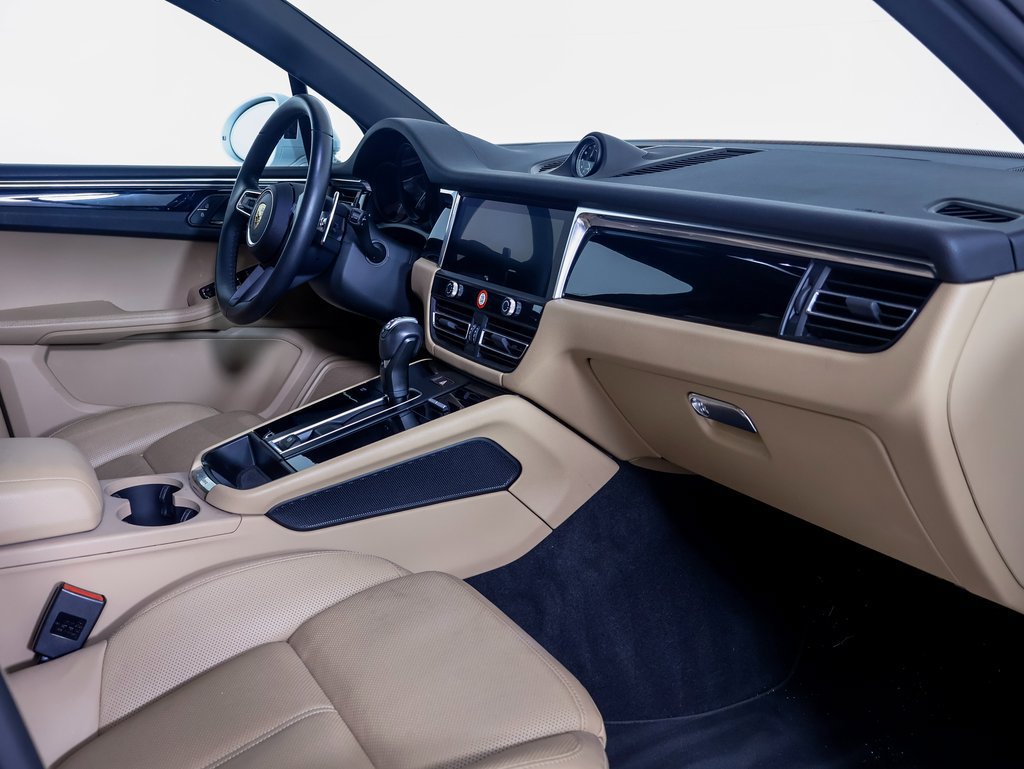 Used 2025 Porsche Macan AWD/4WD image 7
