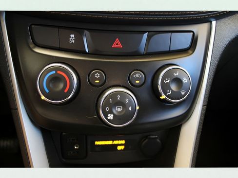 Used 2020 Chevrolet Trax LT w/ LT Convenience Package image 25