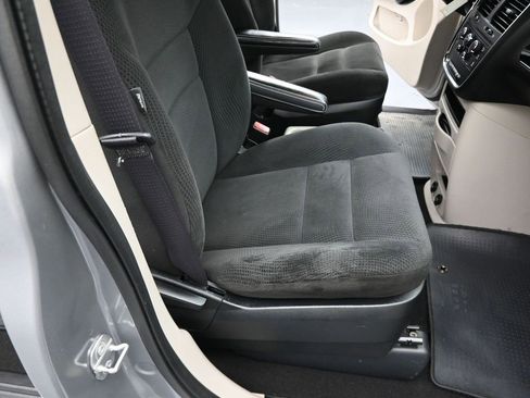 Used 2016 Dodge Grand Caravan SE image 28