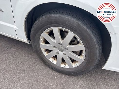 Used 2015 Chrysler Town & Country Touring FWD image 2