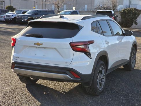 Used 2025 Chevrolet Trax LT w/ LT Convenience Package image 9