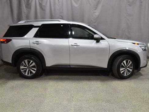 Used 2025 Nissan Pathfinder SL image 2