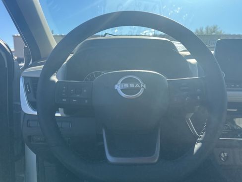 Used 2025 Nissan Rogue SV image 14