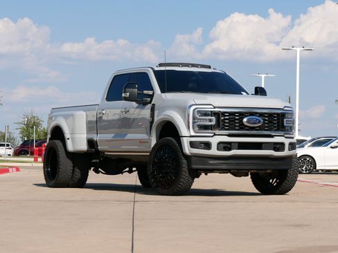 Used 2025 Ford F450 Platinum w/ FX4 Off-Road Package AWD/4WD image 2