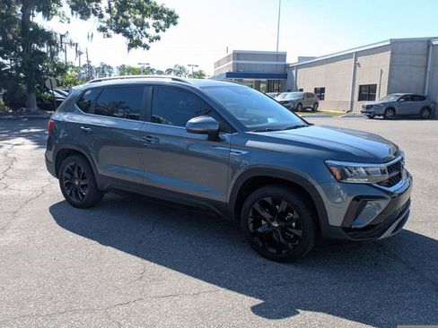 Used 2023 Volkswagen Taos SE w/ Panoramic Sunroof Package image 2