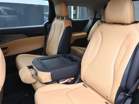 Used 2023 Kia Carnival LX image 10