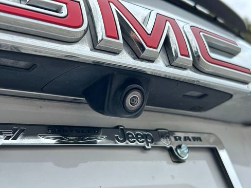 Used 2023 GMC Acadia SLE image 28