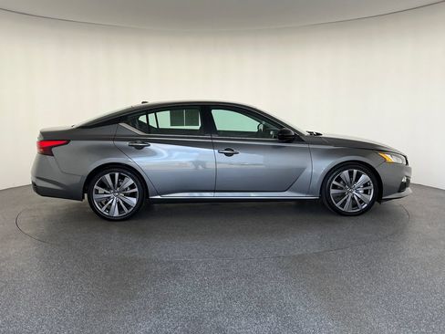 Used 2021 Nissan Altima 2.5 SR FWD image 2