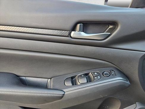 Used 2025 Nissan Altima 2.5 SV image 9