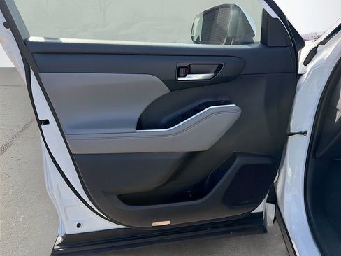 Used 2022 Toyota Highlander XLE image 26