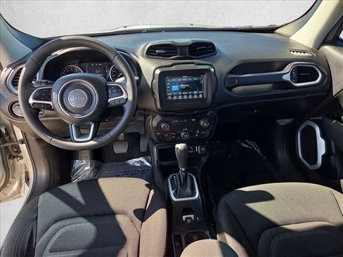 Used 2020 Jeep Renegade Latitude FWD image 17