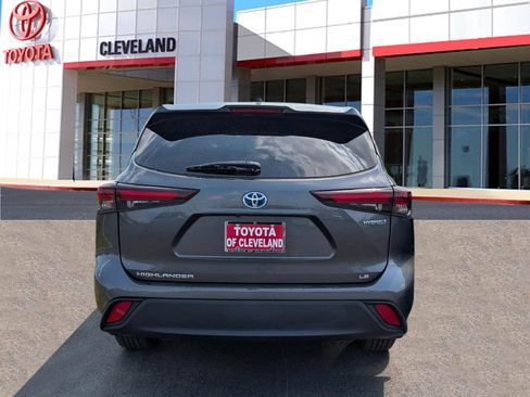 Used 2024 Toyota Highlander LE image 5