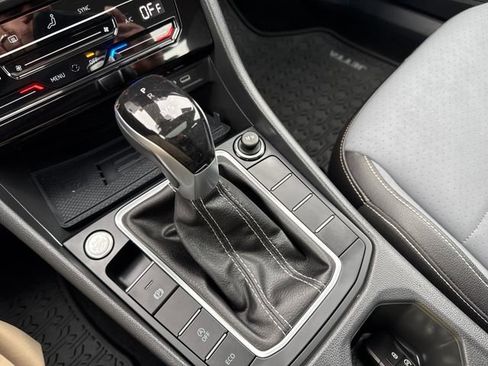 Certified 2025 Volkswagen Jetta SE w/ Sunroof Package image 28