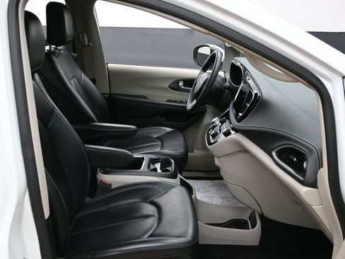 Used 2023 Chrysler Pacifica Touring-L FWD image 41