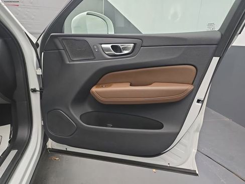 Used 2023 Volvo XC60 B5 Plus image 46