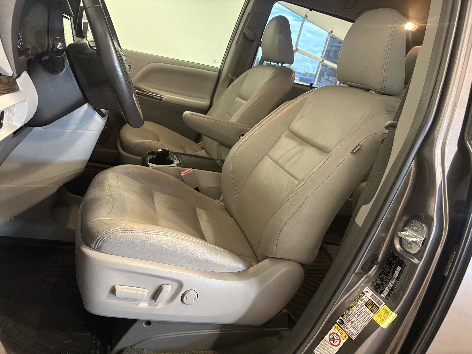 Used 2018 Toyota Sienna XLE Premium w/ Carpet Mat Package AWD/4WD image 15