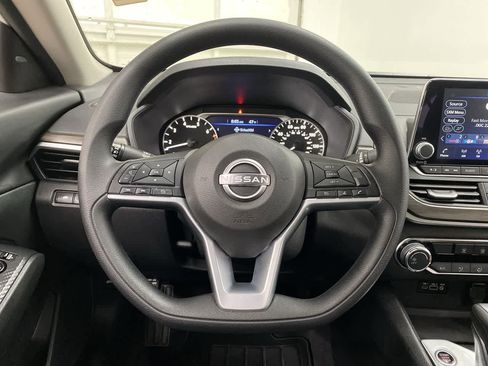 Used 2025 Nissan Altima 2.5 SV FWD image 19
