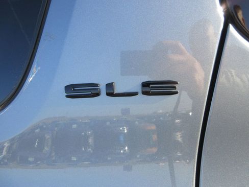 Used 2023 GMC Acadia SLE w/ Driver Convenience Package image 10