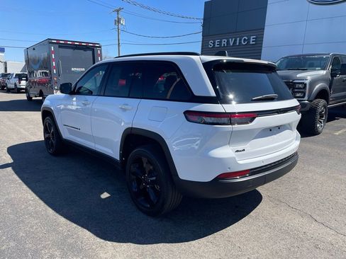 Used 2024 Jeep Grand Cherokee Altitude AWD/4WD image 4