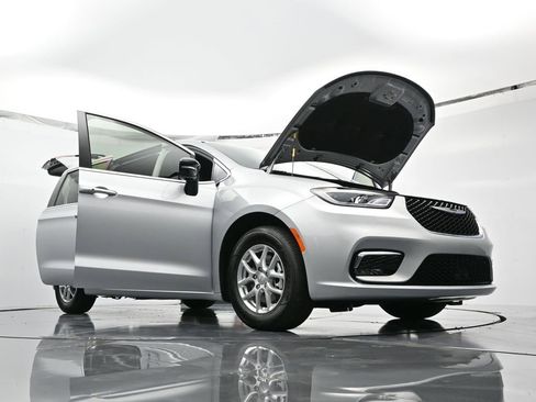 New 2026 Chrysler Pacifica Select image 32