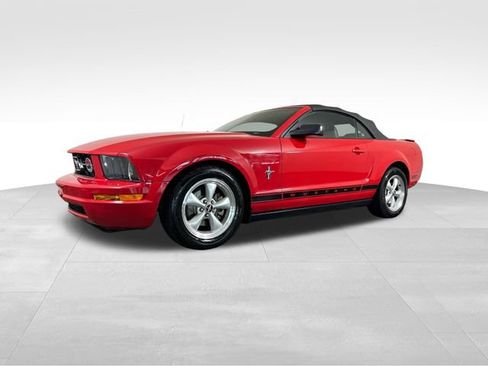 Used 2007 Ford Mustang Convertible RWD image 2