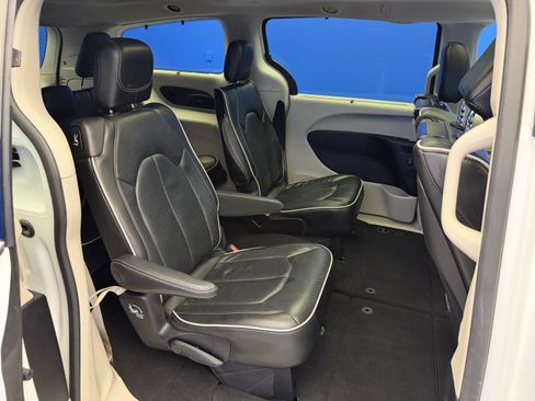 Used 2022 Chrysler Pacifica Limited w/ Uconnect Theater Family Group FWD image 27