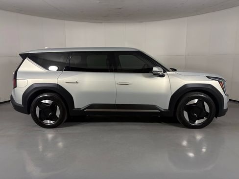 Used 2024 Kia EV9 Light RWD image 9