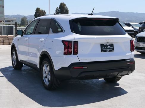 Used 2023 Kia Sorento LX FWD image 6