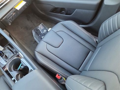 New 2025 Hyundai Elantra Limited image 13
