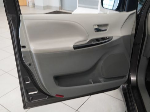 Used 2013 Toyota Sienna SE FWD image 6