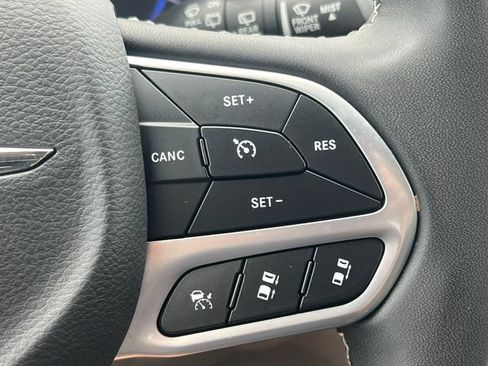 Used 2023 Chrysler Pacifica Touring-L FWD image 23