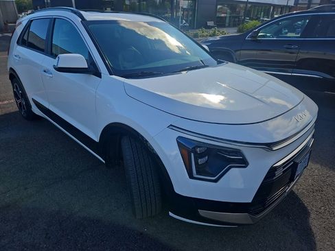 Used 2023 Kia Niro SX Touring FWD image 2