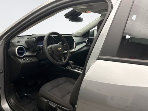 Used 2024 Chevrolet Trax LS w/ LS Convenience Package FWD image 10