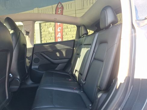 Used 2022 Tesla Model Y Long Range image 10