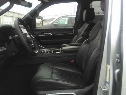 Used 2024 Jeep Wagoneer L Series II image 6