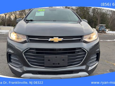 Used 2018 Chevrolet Trax LT w/ LT Convenience Package image 2