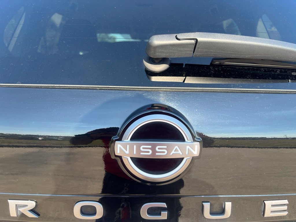 Used 2024 Nissan Rogue SV FWD image 8