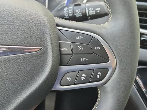 Used 2025 Chrysler Pacifica Select FWD image 21