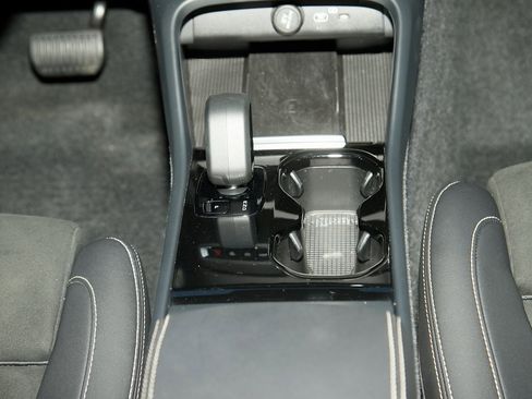 Certified 2023 Volvo XC40 Recharge Ultimate w/ Protection Package Premier image 24