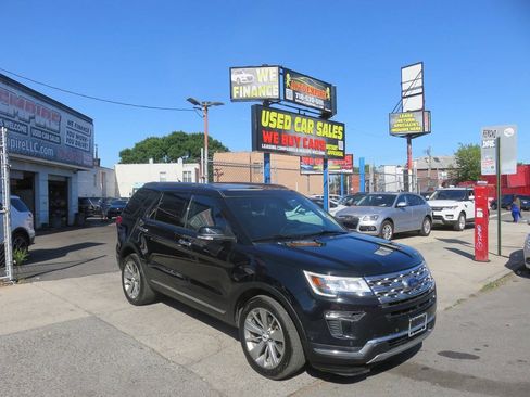 Used 2018 Ford Explorer Limited w/ Equipment Group 301A AWD/4WD image 3
