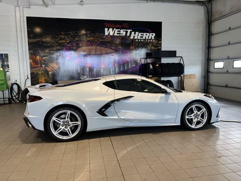 Used 2022 Chevrolet Corvette Stingray Coupe w/ Z51 Performance Package RWD image 12