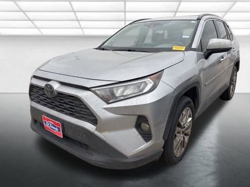 Used 2020 Toyota RAV4 XLE Premium image 3