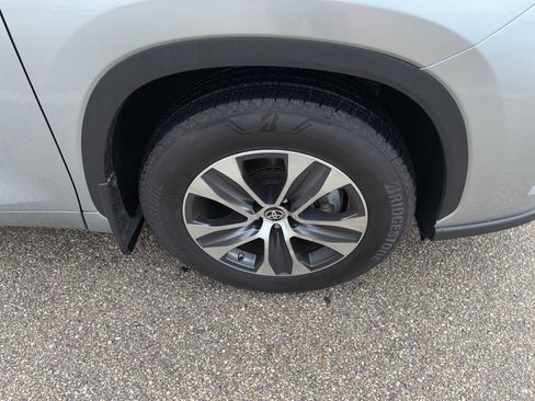 Used 2024 Toyota Highlander XLE image 12