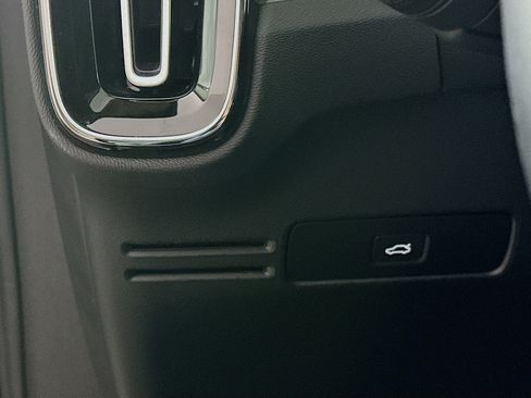 Used 2025 Volvo XC40 B5 Core image 17