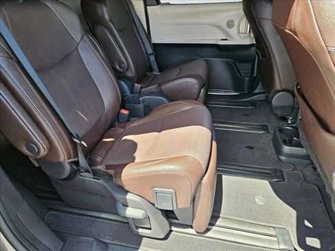 Used 2024 Toyota Sienna Platinum FWD image 18
