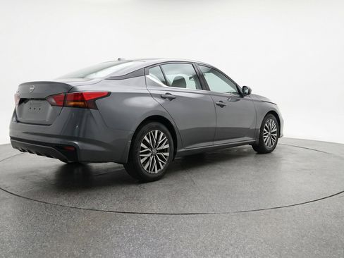 Used 2025 Nissan Altima 2.5 SV FWD image 9