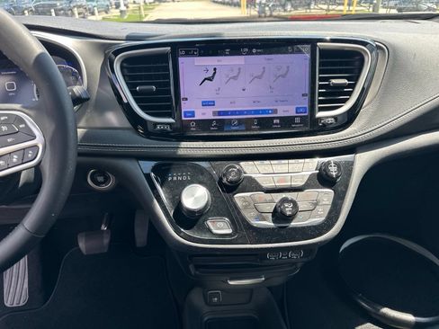 Used 2025 Chrysler Pacifica Select FWD image 10