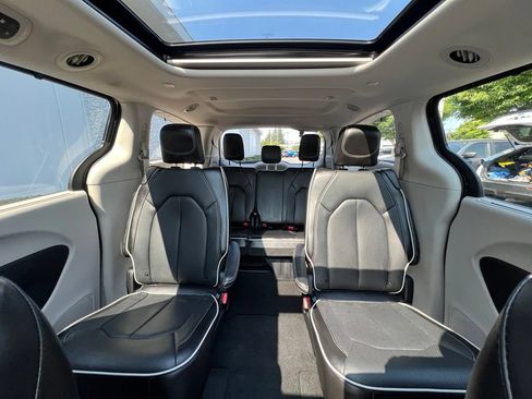 Used 2024 Chrysler Pacifica Limited FWD image 18